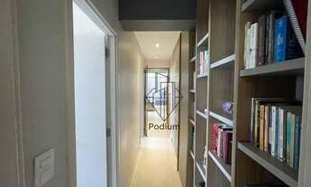 Imagem 7: Apartamento com móveis planejados e varanda/sacada com vista definitiva para o mar da pra