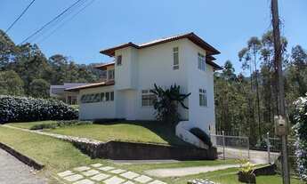 Imagem: Casa de Condomínio com 3 Quartos e gramado