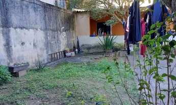 Imagem 5: Terreno de 276 metros, plano, tem uma edícula e uma garagem coberta. Localizado próximo da