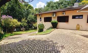 Imagem 3: A casa que representa o bairro da Granja Viana! Charme, natureza, infraestrutura e lazer!