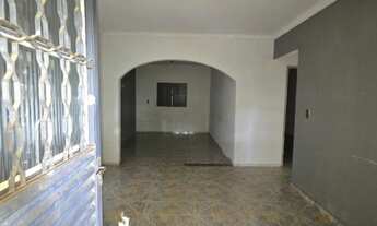 Imagem 2: Casa com amplo quintal na frente para construção