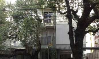 Imagem 2: Apartamento amplo 2 dormitórios, com garagem, piso parquê, banheiro social e auxiliar, ár