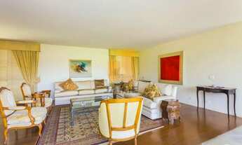 Imagem 3: Residência com 4 suítes e 8 vagas com linguagem brutalista e vista para o vale do Pacaembu