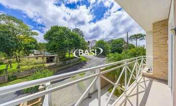 Imagem 4: Casa de Alto Padrão com 3 Dormitórios e Espaço Gourmet em Santo Inácio, Curitiba