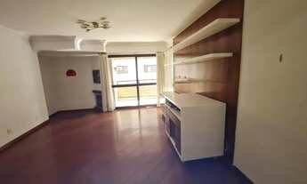 Imagem 2: São 4 dormitórios, sendo 2 suítes, totalizando 5 banheiros e 3 vagas de garagem, proporcio