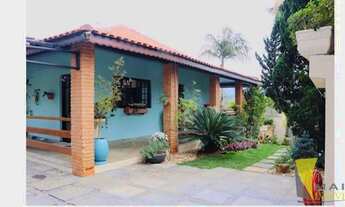 Imagem 2: Belissima Casa Avarandada 2 suítes, Closet, Sauna, Piscina com cascata vista para serra, c