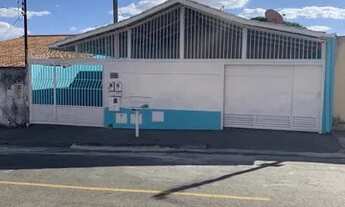 Imagem: Casa 3/4 com dois barracões no fundo