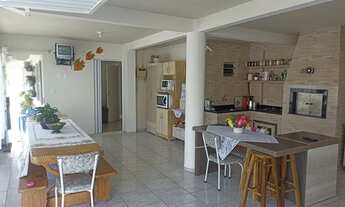 Imagem 2: Casa ampla no terreno - 05 dormitórios - 450m da praia - Semi mobiliado