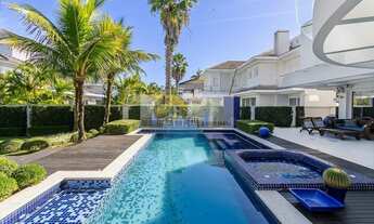 Imagem 2: Aluguel de Temporada e Venda! Suntuosa mansão, com 05 suítes, na quadra do mar