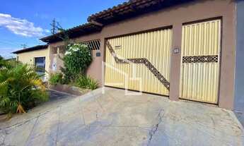 Imagem: Espaçosa casa para venda com 4 quartos