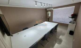 Imagem 7: Sala com acabamento de primeira linha com aprox. 30m² de área total, ótima localização pró