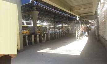 Imagem 5: Madureira Comércio em funcionamento na entrada do Terminal BRT