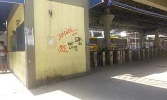 Imagem 7: Madureira Comércio em funcionamento na entrada do Terminal BRT