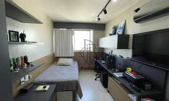 Imagem 6: Apartamento com móveis planejados e varanda/sacada com vista definitiva para o mar da pra