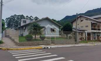 Imagem: Casa em terreno de esquina, na cidade de