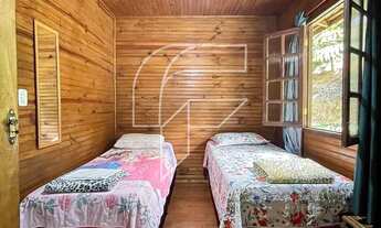 Imagem 4: Chácara à beira de um rio de águas cristalinas, cercada por exuberante vegetação da Mata A