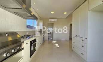 Imagem 6: Casa Neoclássica no Condomínio Village Provence - Sofisticação e Conforto Frente à Área de