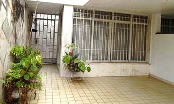 Imagem 2: Sobrado em rua tranquila com ótima localização