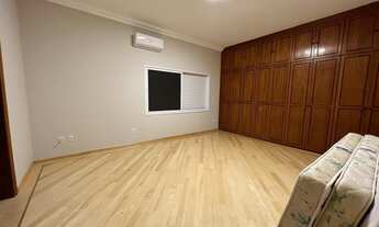 Imagem 6: Casa de condomínio sobrado para aluguel possui 700 metros quadrados com 4 quartos