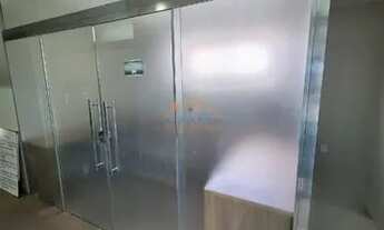 Imagem 6: Sala com acabamento de primeira linha com aprox. 30m² de área total, ótima localização pró