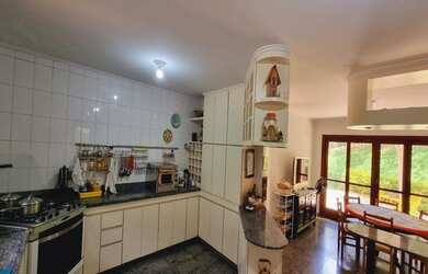 Imagem 7: A casa que representa o bairro da Granja Viana! Charme, natureza, infraestrutura e lazer!