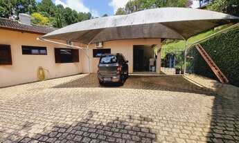 Imagem 2: A casa que representa o bairro da Granja Viana! Charme, natureza, infraestrutura e lazer!