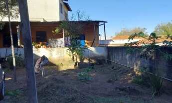 Imagem 4: Terreno de 276 metros, plano, tem uma edícula e uma garagem coberta. Localizado próximo da