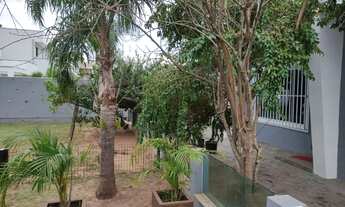 Imagem 5: Casa com Área Gourmet de Luxo, Quintal Exuberante e Alto Potencial de Renda