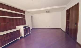 Imagem 3: São 4 dormitórios, sendo 2 suítes, totalizando 5 banheiros e 3 vagas de garagem, proporcio