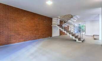 Imagem 6: Espaçosa Casa de 2 Quartos com Suíte e 4 Vagas de Garagem em Moema, São Paulo-SP - Imperdí