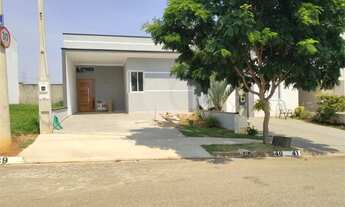 Imagem: Casa à venda com 3 quartos, sendo 1 suíte