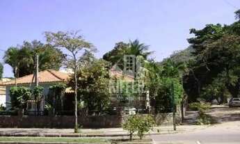 Imagem: Casa com 5 Quartos e Amplo Terreno a Poucos