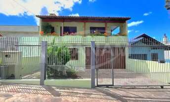 Imagem: Casa de dois pisos de 302,90 m² de área