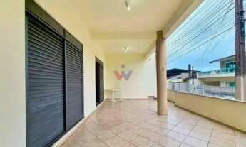 Imagem 3: Casa Espaçosa com 4 Quartos, Piscina e Área de Festas Localização Privilegiada