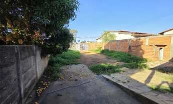 Imagem 6: Casa com amplo quintal na frente para construção