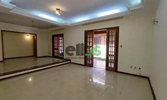 Imagem 4: Casa ampla c/ 03 dormitórios c/ sacada, 01 suíte, 04 salas, churrasqueira fechada c/ vidro