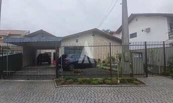 Imagem: Casa plana com 1 suíte e 5 quartos à venda