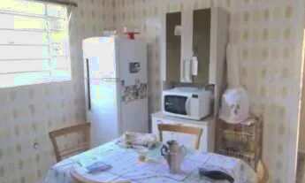 Imagem 4: Casa em Porto Alegre, no bairro Vila Nova, com 2 dormitório(s), e 2 banheiros, à