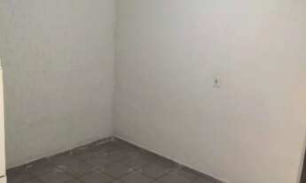 Imagem 3: Alugo casa nos fundos com 3 cômodos: 1 quarto + sala + banheiro + cozinha