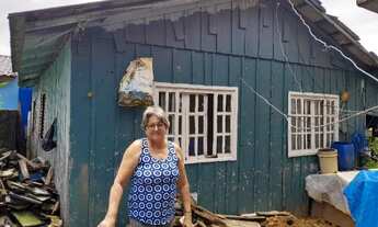 Imagem 3: Doa-se casa de madeira para ser retirada do bairro Espinheiros em Joinville/SC