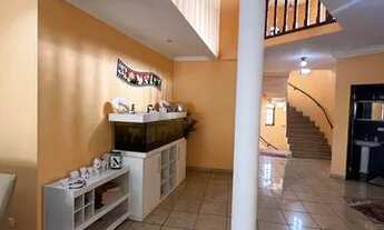 Imagem 3: Casa com 3 Suíte Piscina e churrasqueira e 8 vagas cobertas