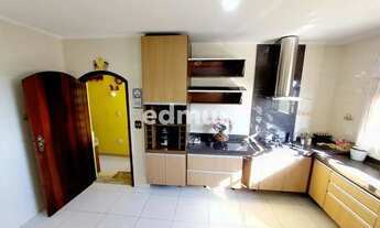 Imagem 3: SOBRADO no bairro Jardim Rina com 179m². 2 dormitórios e 4 vagas. Confira