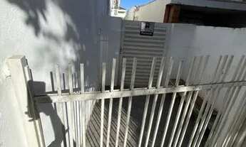 Imagem: Casa de fundos com entrada independente