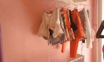 Imagem: Vendo balcão e araras de short e vestidos