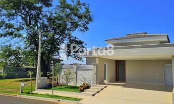 Imagem 3: Casa Neoclássica no Condomínio Village Provence - Sofisticação e Conforto Frente à Área de