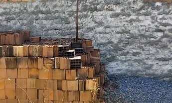 Imagem 6: Vendo um terreno com uma pequena casa