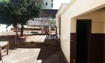 Imagem 3: SOBRADO COM CÔMODOS AMPLOS E BASTANTE SOBRA DE TERRENO