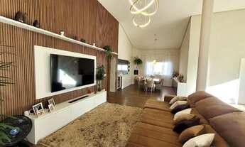 Imagem 1: Se você procura uma casa totalmente térrea com 3 suítes e terreno de 1.760m e num condomín