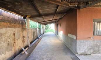 Imagem 5: Casa com amplo quintal na frente para construção