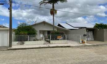 Imagem: Ampla casa de alvenaria com 3 quartos no